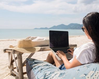 Sondaj: &bdquo;Munca de acasă&rdquo; se transformă &icirc;n &bdquo;munca de oriunde&rdquo;?