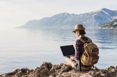 Efectele muncii remote: angajații lucrează și &icirc;n vacanță, au proiecte extra și vor să devină freelanceri